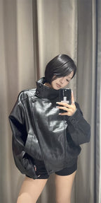Jaqueta Feminina 2026 Outono Nova Preta Manga Longa Couro Sintético Texturizado Estilo Motociclista Personalidade e Moda